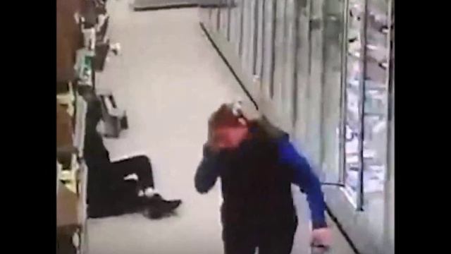 Пьяный мужчина с ножом напал на персонал и посетителей магазина
