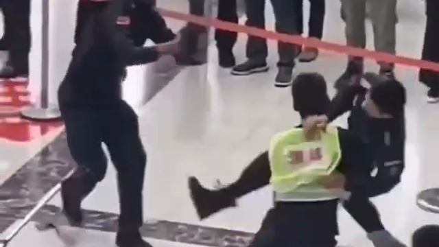 В китайских соц сетях активно расходится видео эффектного задержания дебошира полицейским !!!
