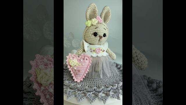 Вязаный зайчик в платье с вышивкой