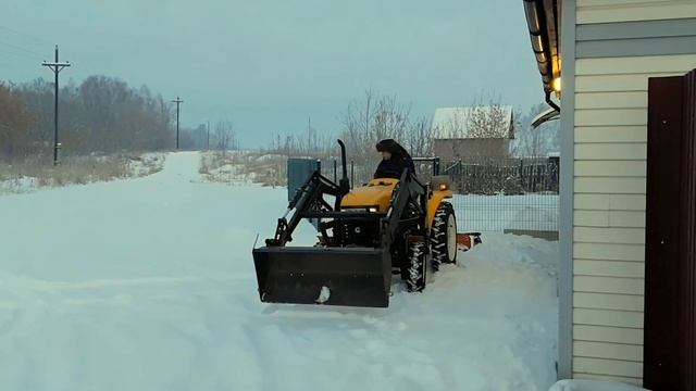 Уборка снега минитрактором с  задненавесным грейдером