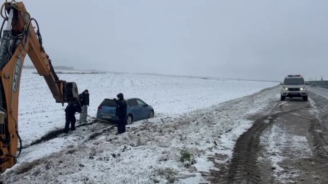 На Кубани сотрудники Госавтоинспекции помогли водителю, съехавшему в поле