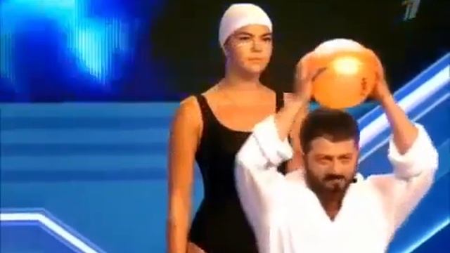 выёбываеться перед бабами