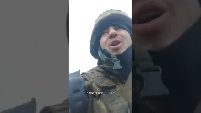 Украинский военный покидает свою позицию после нанесенного им поражения Русской Армией