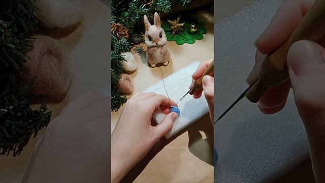 «Зайчик из шерсти🐇» в технике сухое валяние
#сухоеваляние #зайчик #валяние #кролик #фелтинг