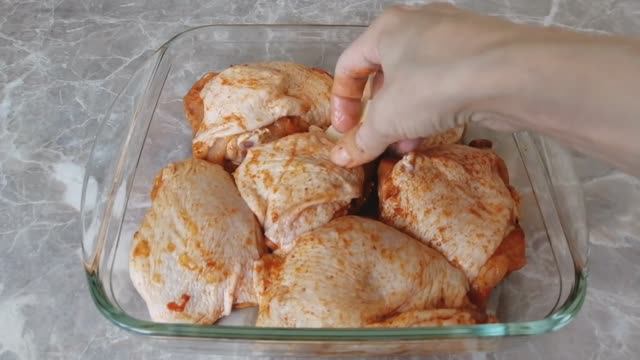 Курица в сметанно- чесночном соусе. Простой и вкусный рецепт