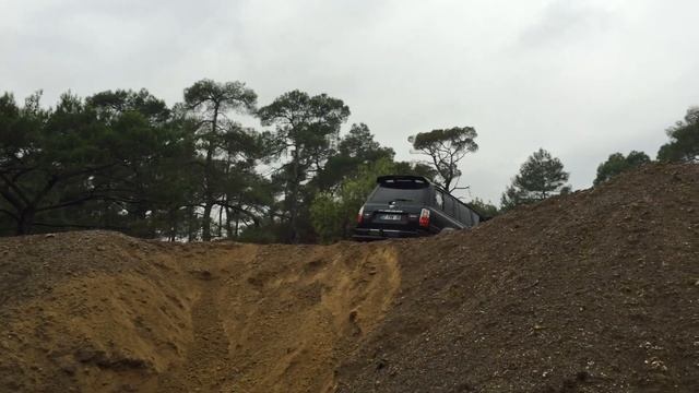 Toyota Land Cruiser LC 80 CLIMBING