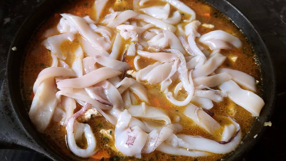 Кальмары тушеные с грибами в кокосовом молоке