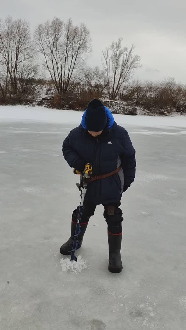 Пробурю одной рукой?😲 #рыболовная #fishing #ловим #рыбак #рыбалка #ледобур #прикол #снасти #реки