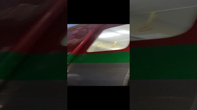 Рынок закрывающихся зонтиков, проезд поезда