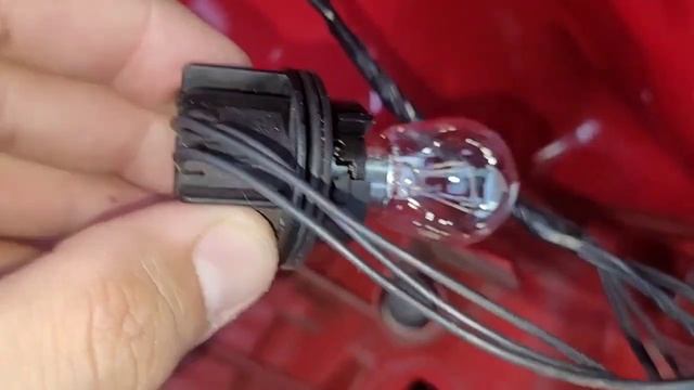 Troca da lâmpada traseira do Nissan Tiida