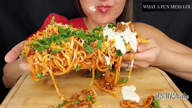 EATING SPAGHETTI ON GARLIC BREAD ASMR MUKBANG EATING NOISES MESSY EATING BIG BITES NO TALKING