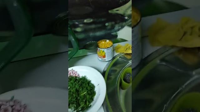 Салат из грудки и пекинской капусты