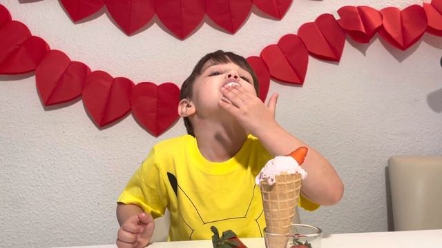 Ali Akel macht Eis mit M&Ms Marshmella Oreo Kiwi Banane Erdbeere Blaubeere| Мороженое| Ice cream
