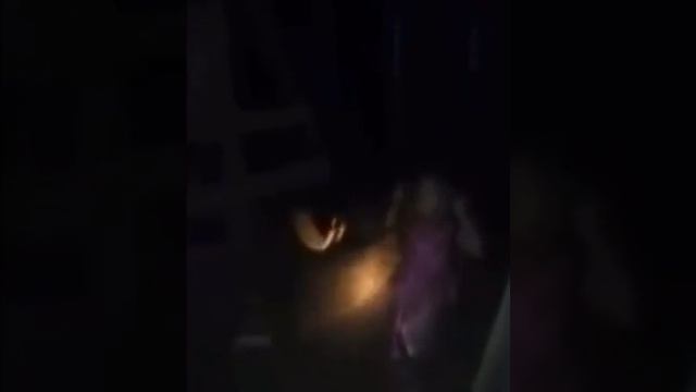 Девочка одна с невидимой подругой на кочеле  одна на детской площадке ночью