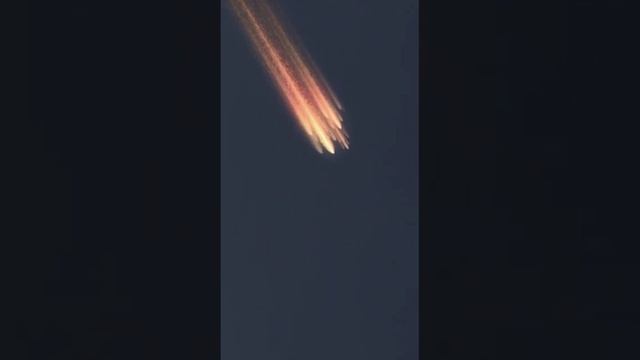 Последние секунды сгорающего в атмосфере Земли европейского спутника дистанционного зондирования.