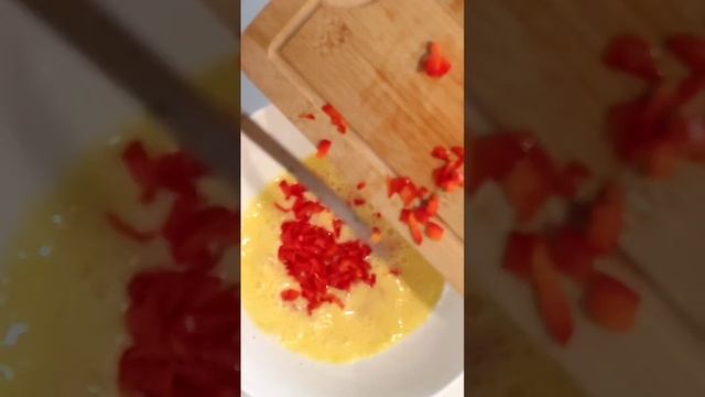 ролл омлет с овощами, идея для завтрака