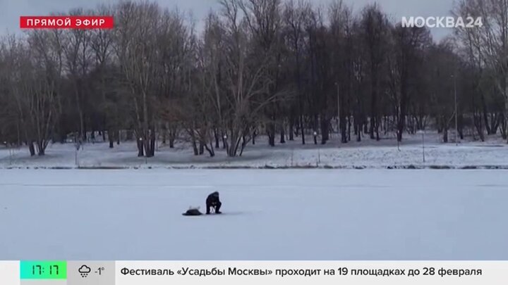 Москвич вышел на рыбалку на тонкий лед в районе станции метро "Волжская"