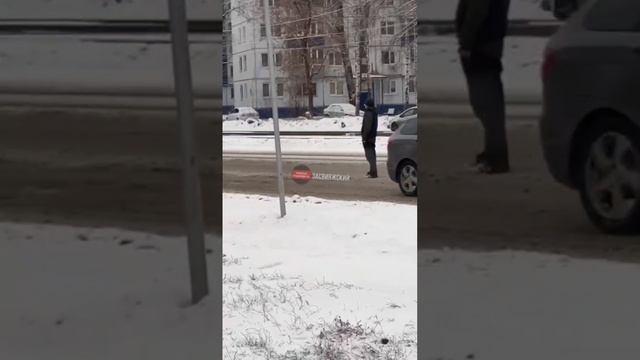 😐 Неубиваемый ульяновец дошел до Октябрьской улицы  Очевидцы говорят, что с дороги он не уходил — т
