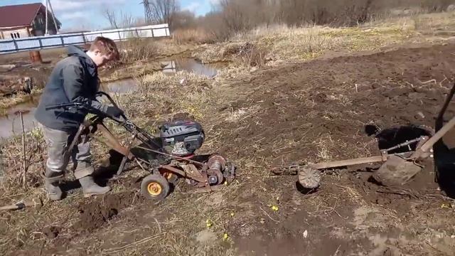 мотолебёдка на базе культиватора для вспашки огорода.