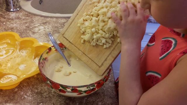 Лиза готовит ВКУСНЕЙШИЙ ЯБЛОЧНЫЙ ПИРОГ!