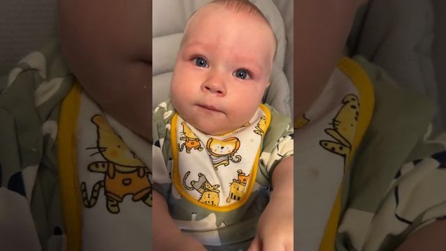 Младенцу не нравится каша! Покраснел как помидор, проговорился МАМА.  Карапузик не в настроении