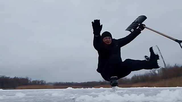 чистил снежок для катания на коньках 13 01 2025