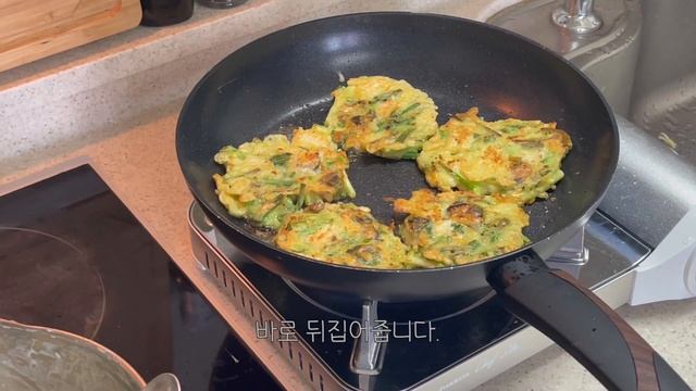 해물파전 (feat. 양파절임) | Seafood green onion pancake (haemul-pajeon)