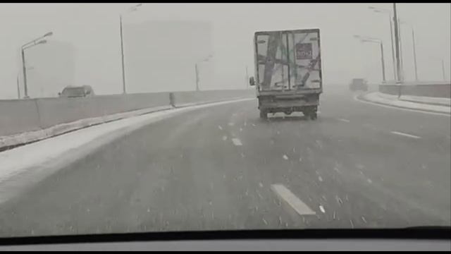 ❄️ Сильный снегопад начался в Москве. Местами видимость на дорогах упала до 300-400 метров.  У нас ж