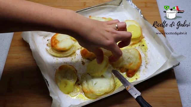 Ricetta ECONOMICA Favolosa con PATATE, SENZA CARNE e CON CIPOLLA  Patate al forno di Gabri