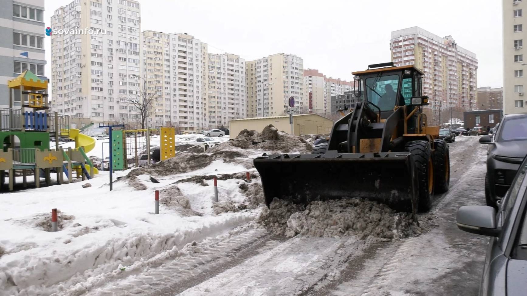 Как самарские улицы и дворы освобождают от снега и льда