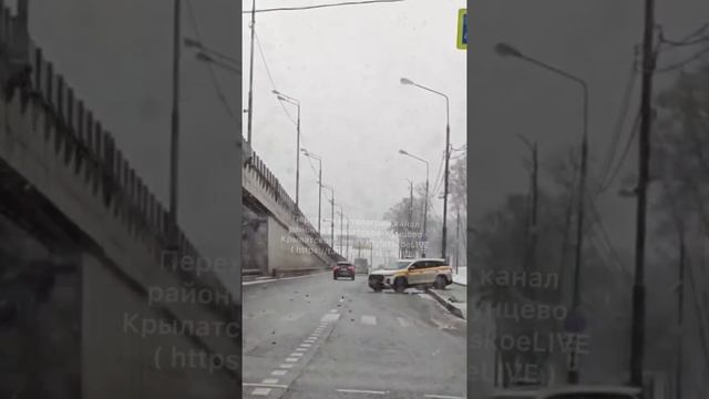 Автомобиль такси улетел на обочину после столкновения с другим авто на дублере Рублевки