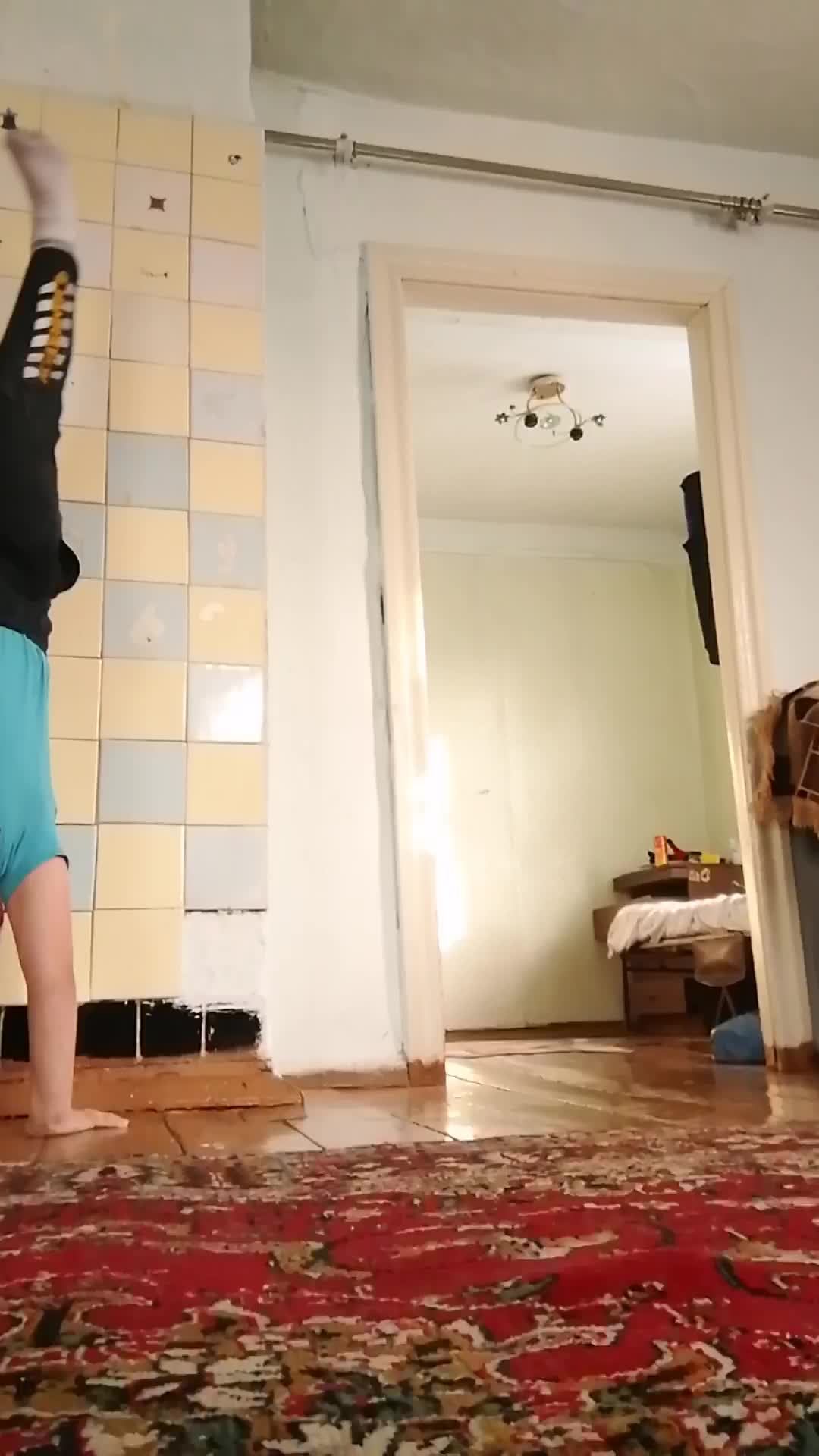 Как стать на руках