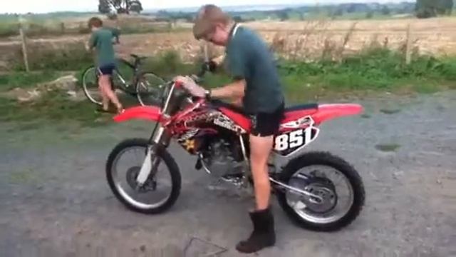 Can't start his new cr85 2 stroke (fixed it in the end:)