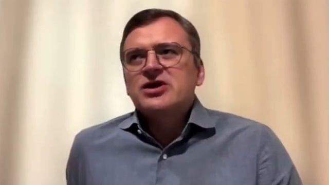У Кулебы проблема. Сын хочет воевать. Рвется. 

И они так  горячо обсуждают, как будто он уже воюет.