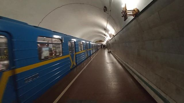 Метровагон 81-717.5к отправляется со станции Площадь Украинских Героев