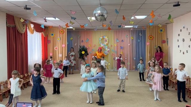 Утренник, посвященный 8 Марта, в средней группе "Карлсон и чудо-дерево"