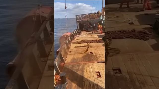 Залипательный процесс установки буя в океане