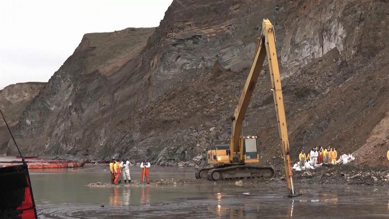 На Черноморском побережье Кубани специалисты обнаружили новые выбросы мазута