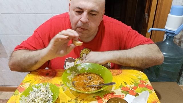 Мукбанг. Суп харчо, оливье и морс. Про тётю Валю, случай из детства.