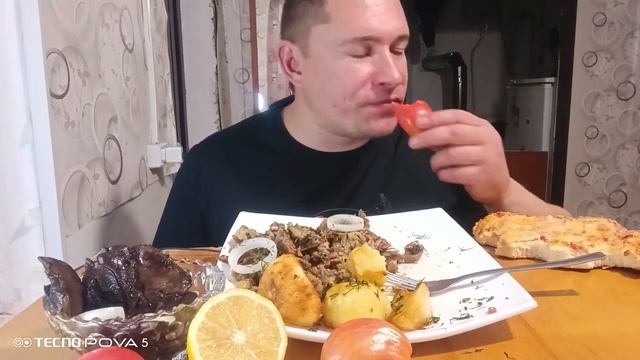 мукбанг/обжор/свиные уши по корейски,печёная картошка,пицца,солёные грибы/