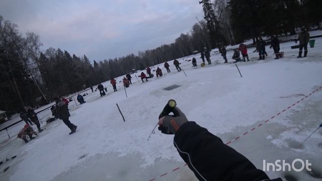 Форель водит хороводы размывая лёд в запретной зоне лова.Рыбалка на нижнем.