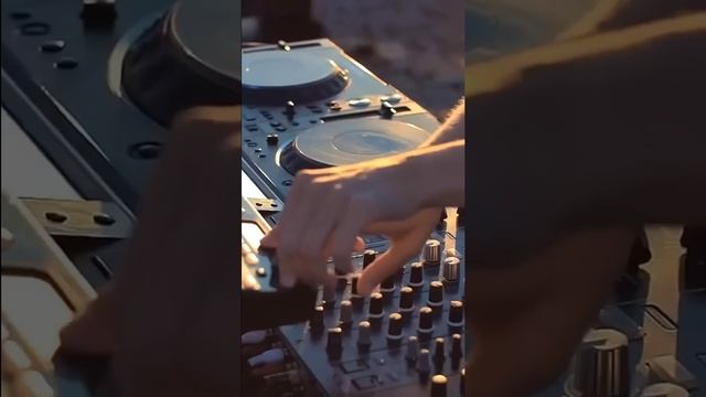 MANEO - Live It (Original Mix)
