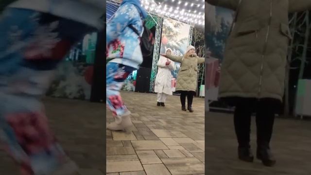 Праздничные трудовые выходные прошли под девизом: "Праздник всегда и везде" Комсомольский сад.mp4