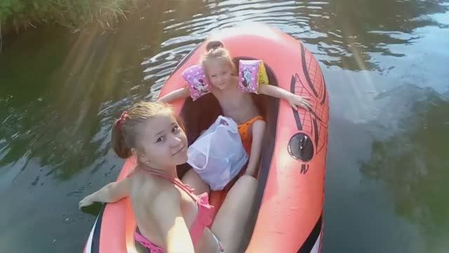 Vlog: утро ,переодеваю малышек  ,велосипеды ,лодка, бассейн ,кормлю Бри ,раскраски анти стресс !