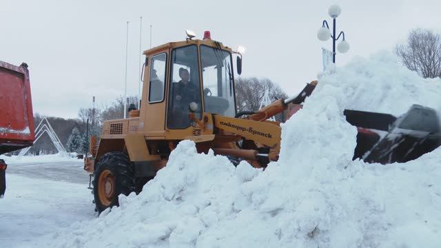 В Заинске продолжается активная работа по очистке городских дорог от снега