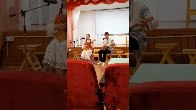 Частушки " Балалаечка играет", солистка Панкратова Таисия, балалайка- Кузнецов Иван. " "ДШИ" г Нея
