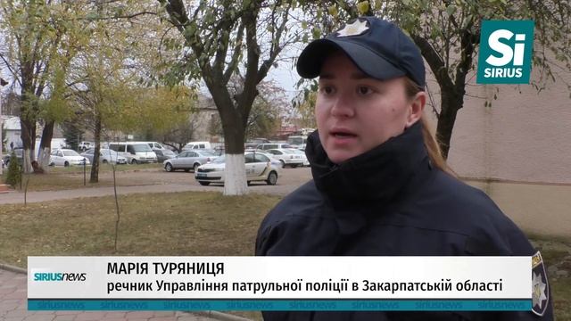 Патрульні на Toyota Prius в Ужгороді влетіли в дерево