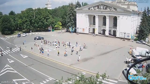 В Мариуполе в день конституции активисты рисовали на театральной площади