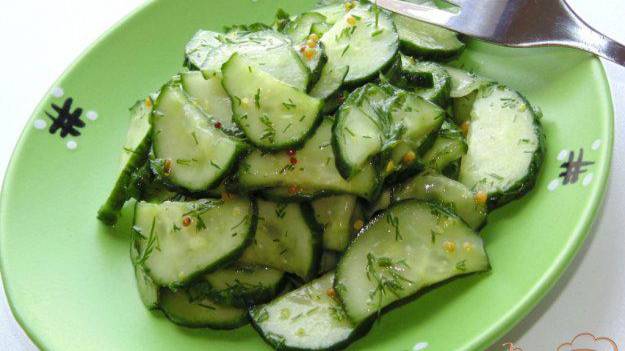 Салат из огурца с медовой заправкой