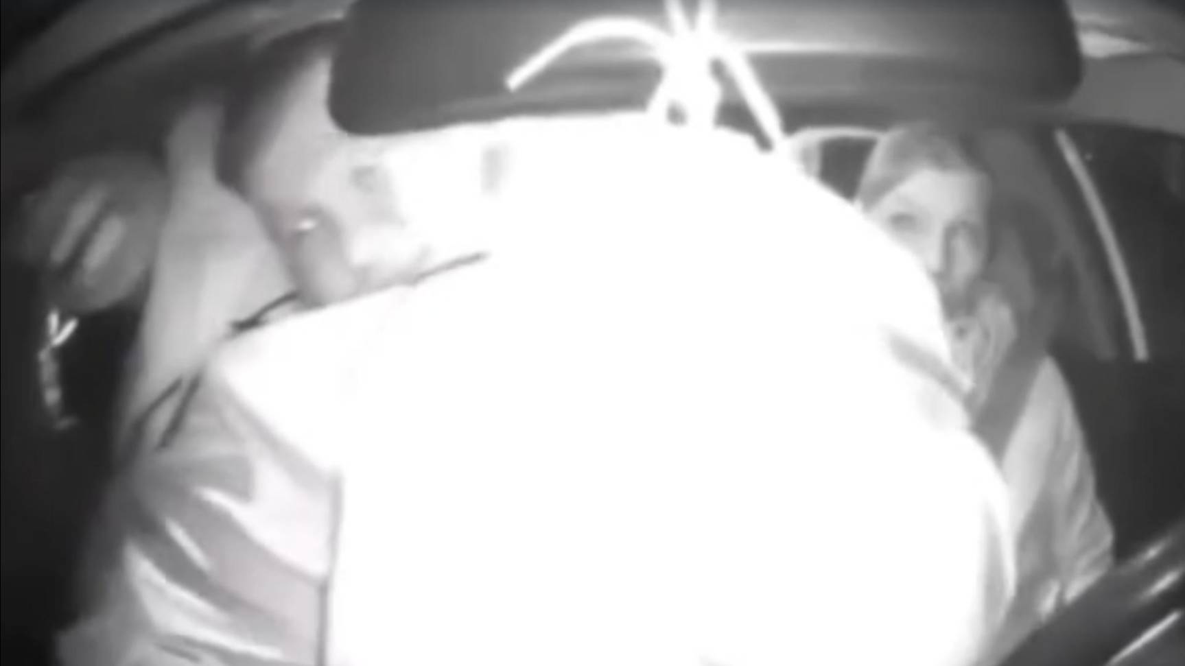 В Москве мужчина не поместился в салоне такси после Нового года